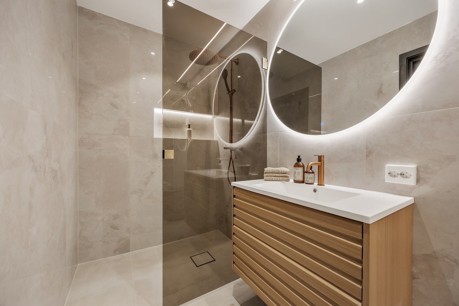 Romslig dusjsone med glassvegg og regnfallsdusj. Galleribilde