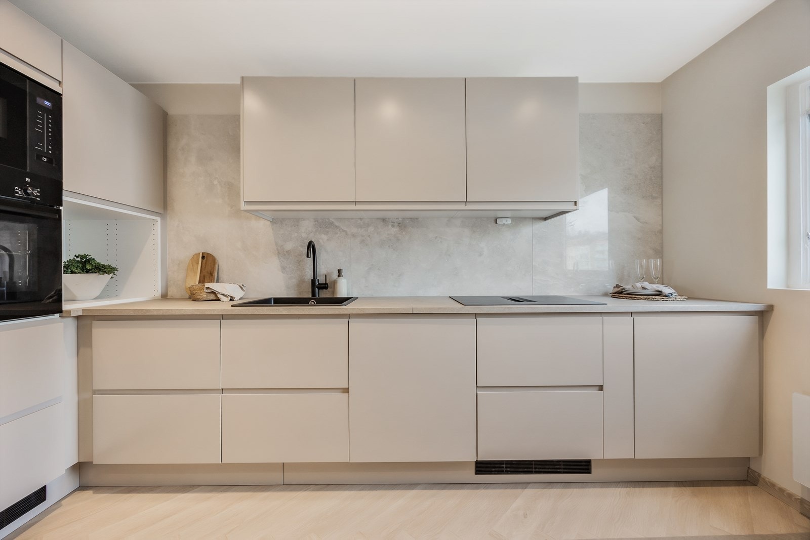 Nytt kjøkken leverte av Epoq fra 2026. Kjøkkenet er praktisk innredet med god benke- og skapplass. Galleribilde