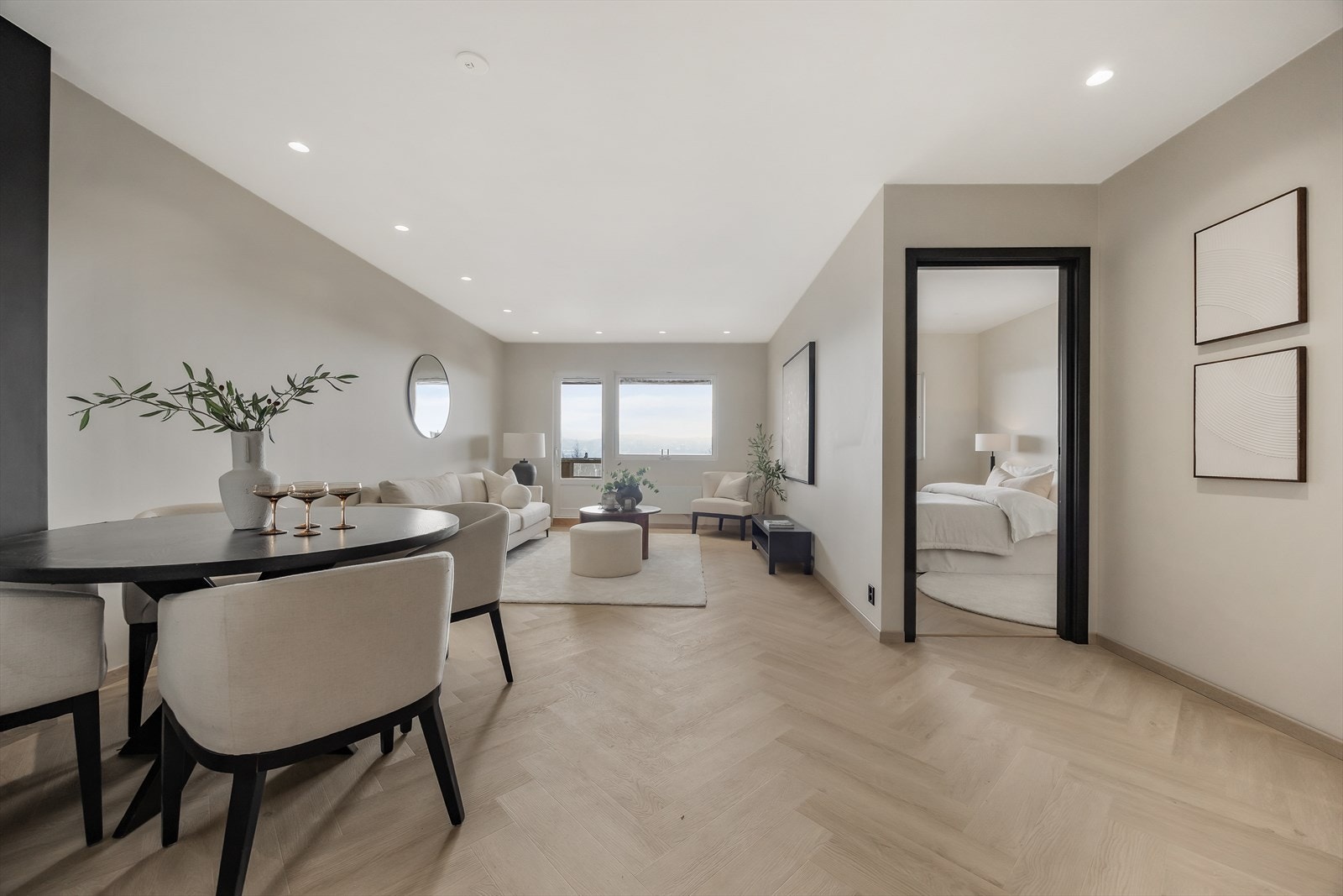 Stuen er leilighetens sentrale rom, med god plass til både spisebord og sofagruppe. Galleribilde