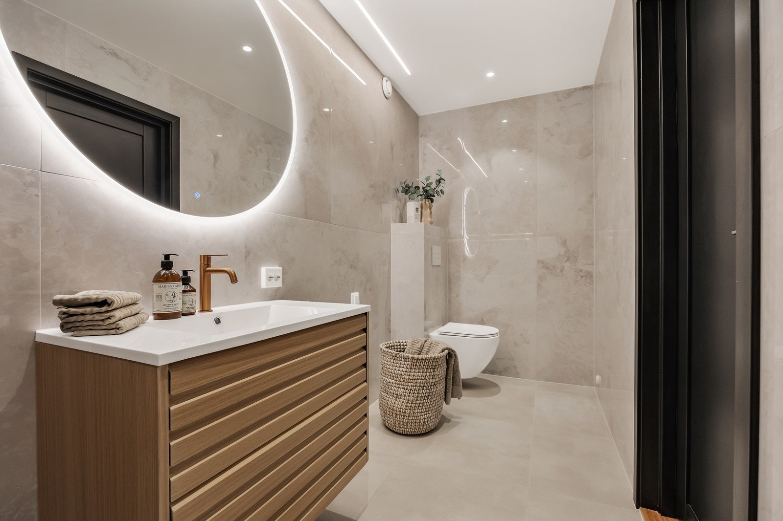 Badet er delikat flislagt og utstyrt med moderne baderomsinnredning fra 2026 Galleribilde