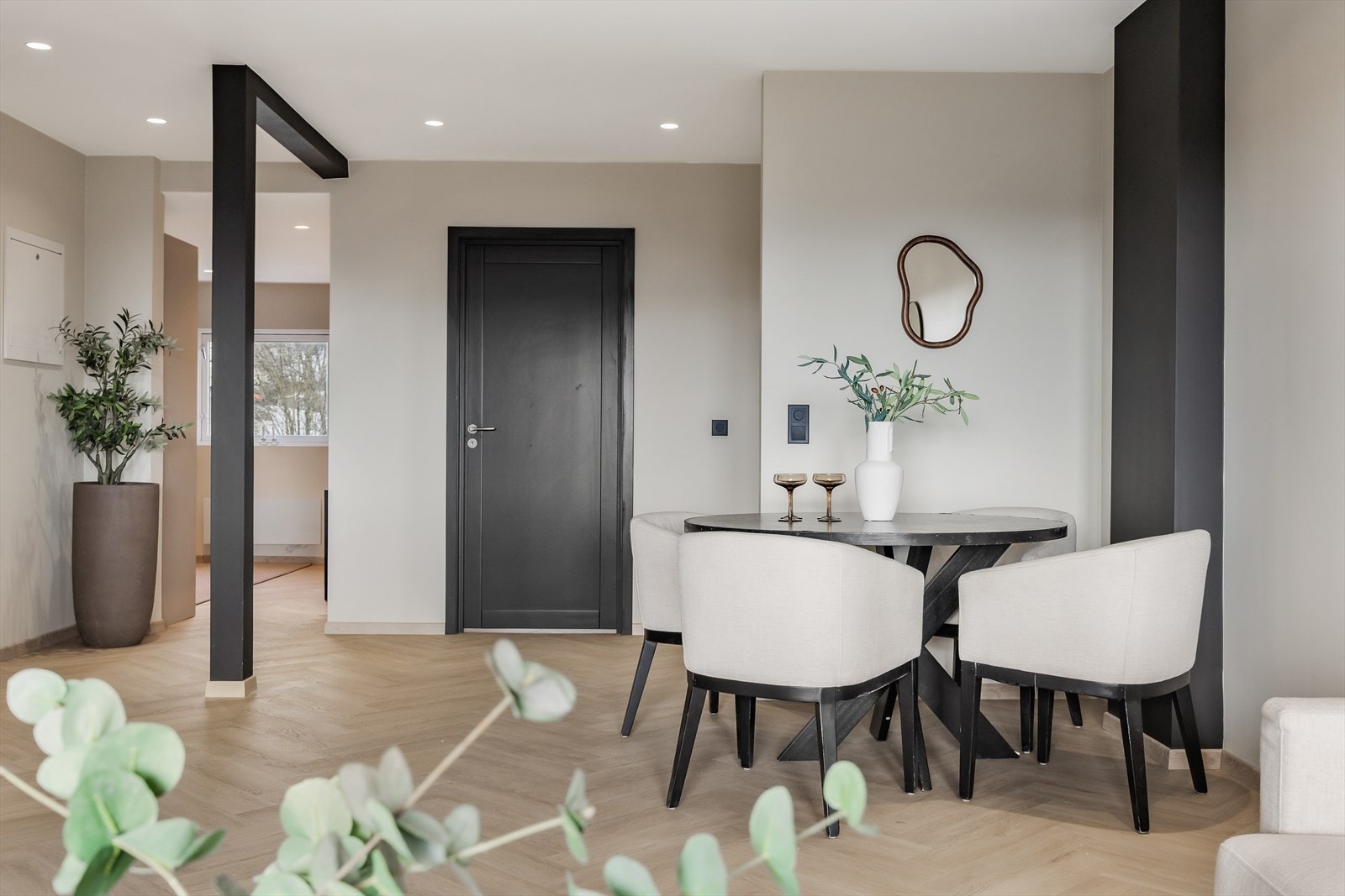 De mørke kontrastene i interiøret gir rommet karakter. Galleribilde