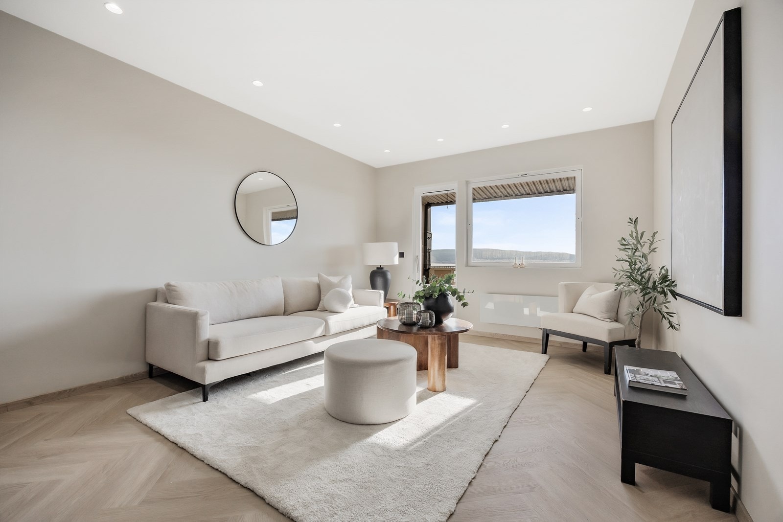 Store vindusflater slipper inn rikelig med dagslys. Galleribilde