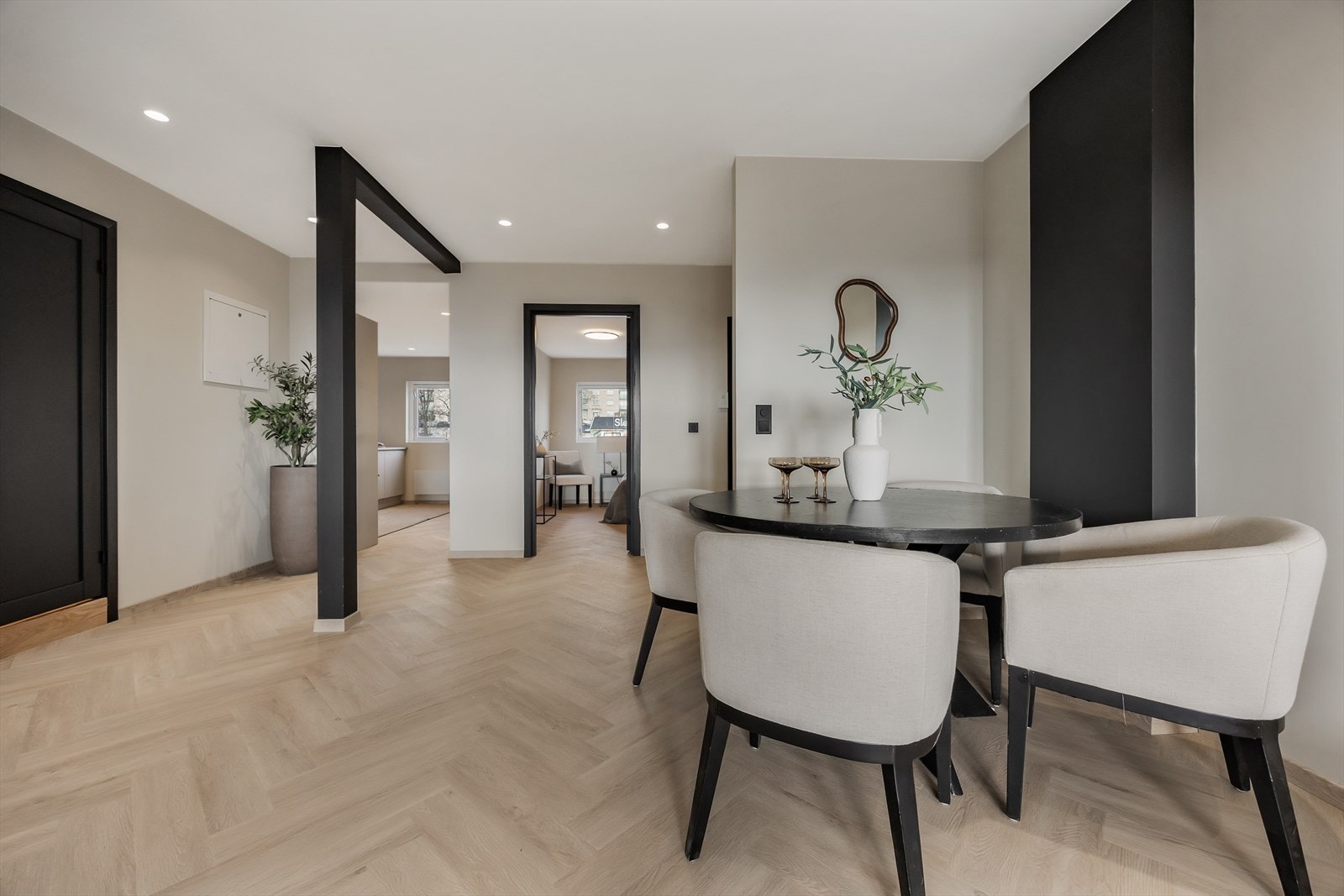 Fra spisestuen er det en åpen og sosial forbindelse mot kjøkkenet. Galleribilde