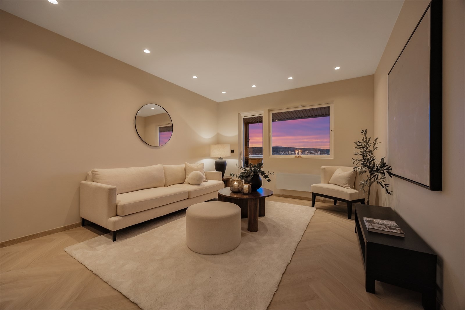 Også på kvelden er stuen et lunt og hyggelig oppholdsrom. Galleribilde