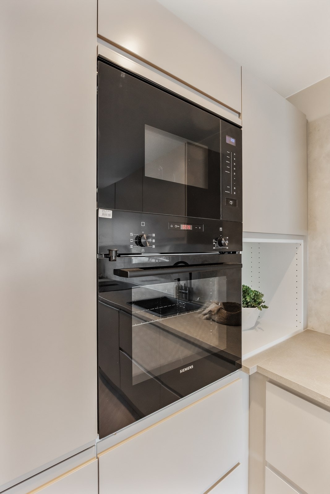 Hvitevarer som stekeovn og mikrobølgeovn fra Siemens er integrert i høyskap. Galleribilde