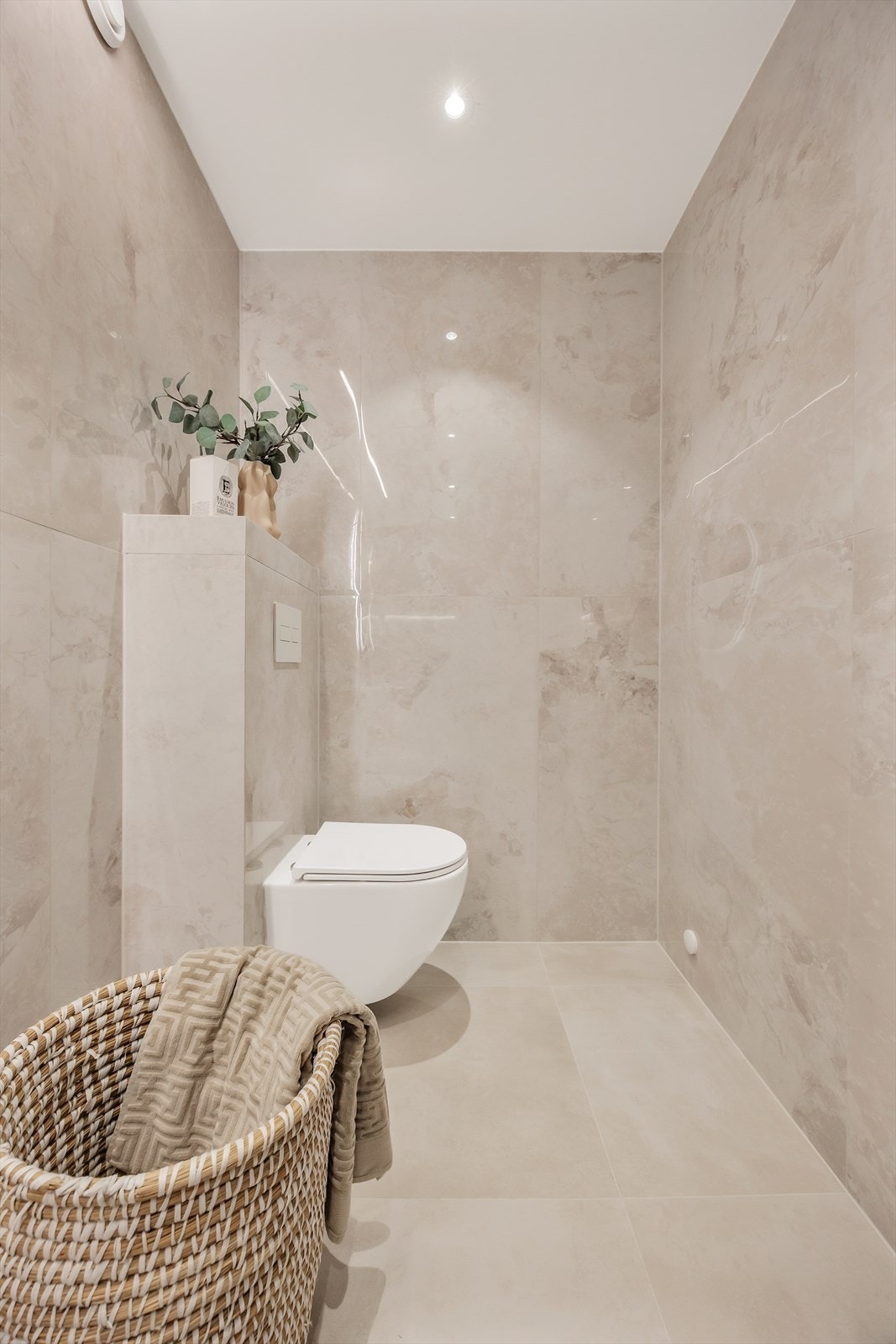 Vegghengt toalett for et stilrent uttrykk og enklere renhold. Galleribilde