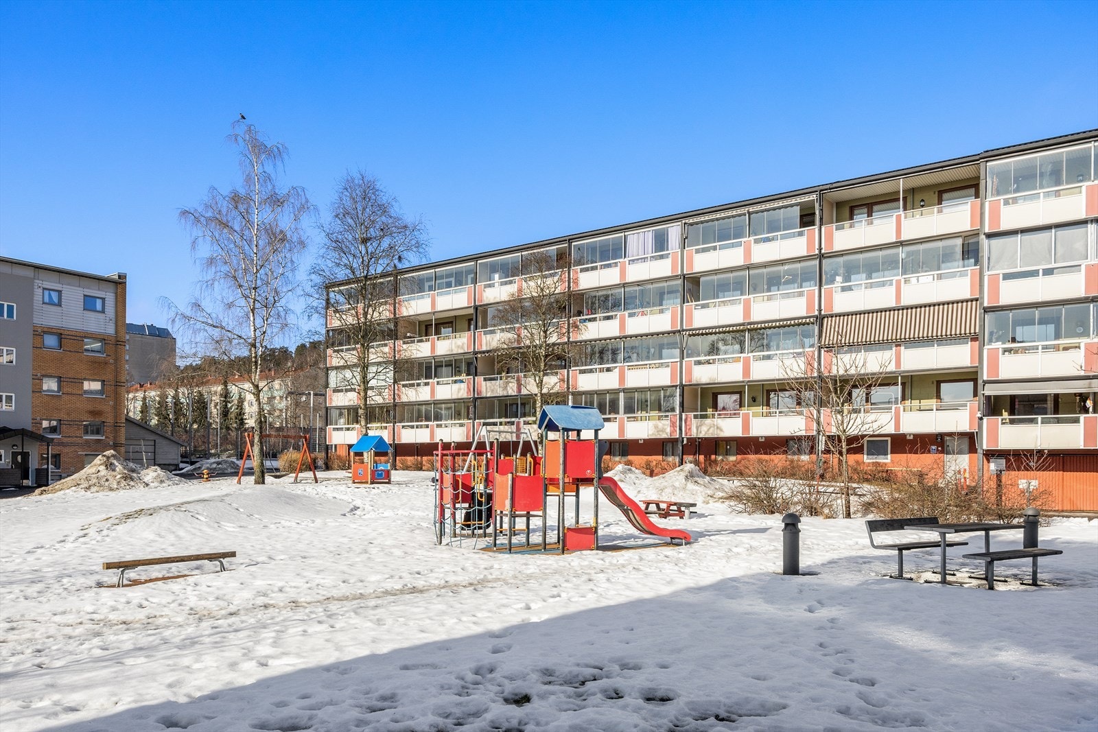 Store, grønne fellesarealer med lekeplass gjør området familievennlig. Galleribilde