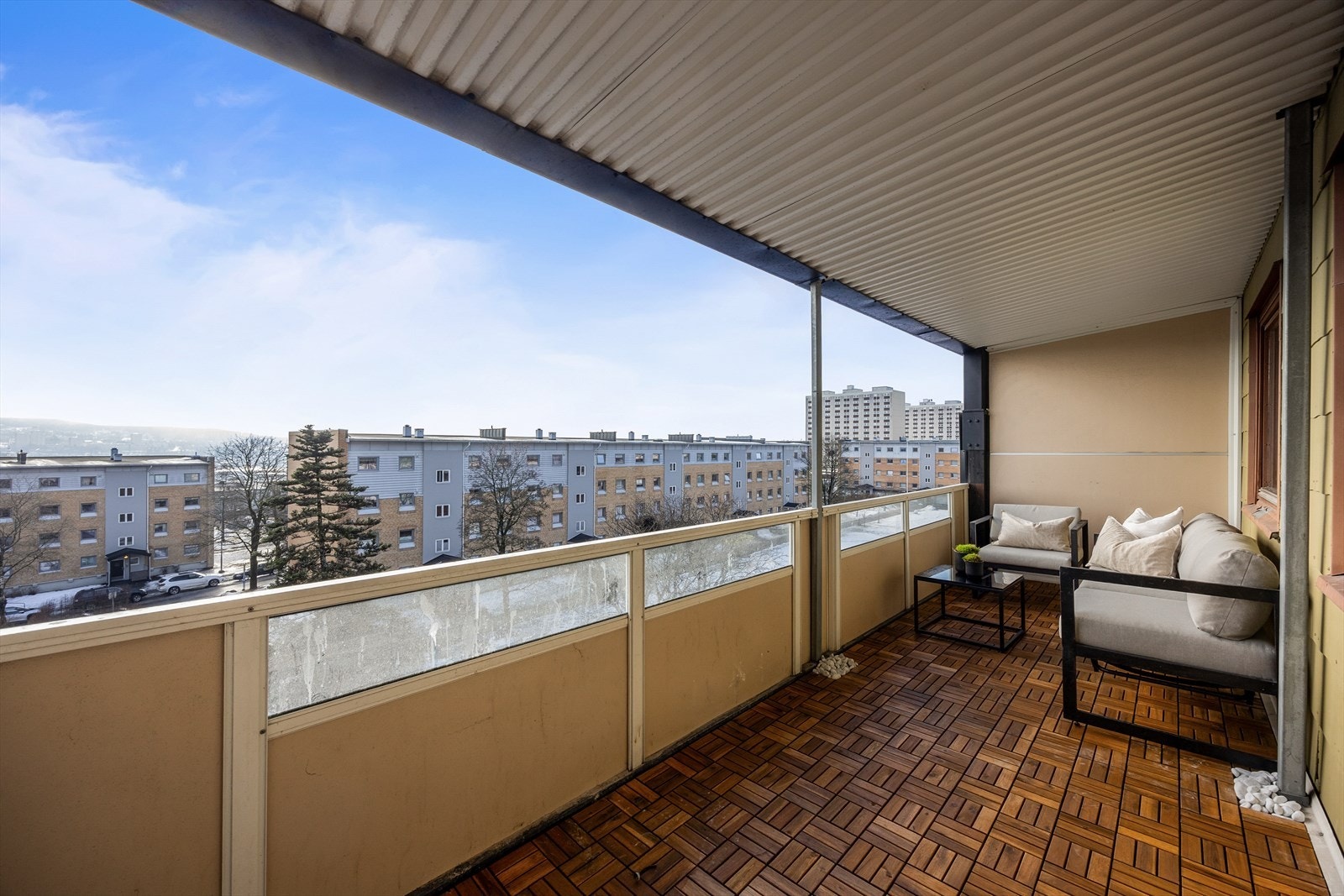 Den romslige, overbygde balkongen gir et ekstra uterom med god plass til sittegruppe. Galleribilde