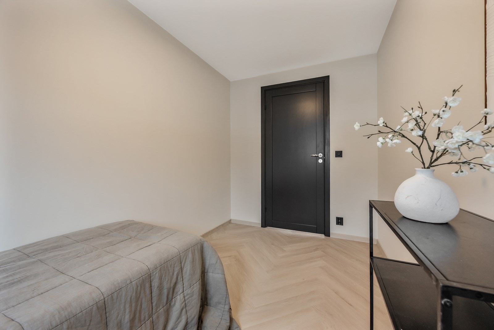 Også her er det gjennomgående fiskebensparkett og lyse, nøytrale farger. Galleribilde