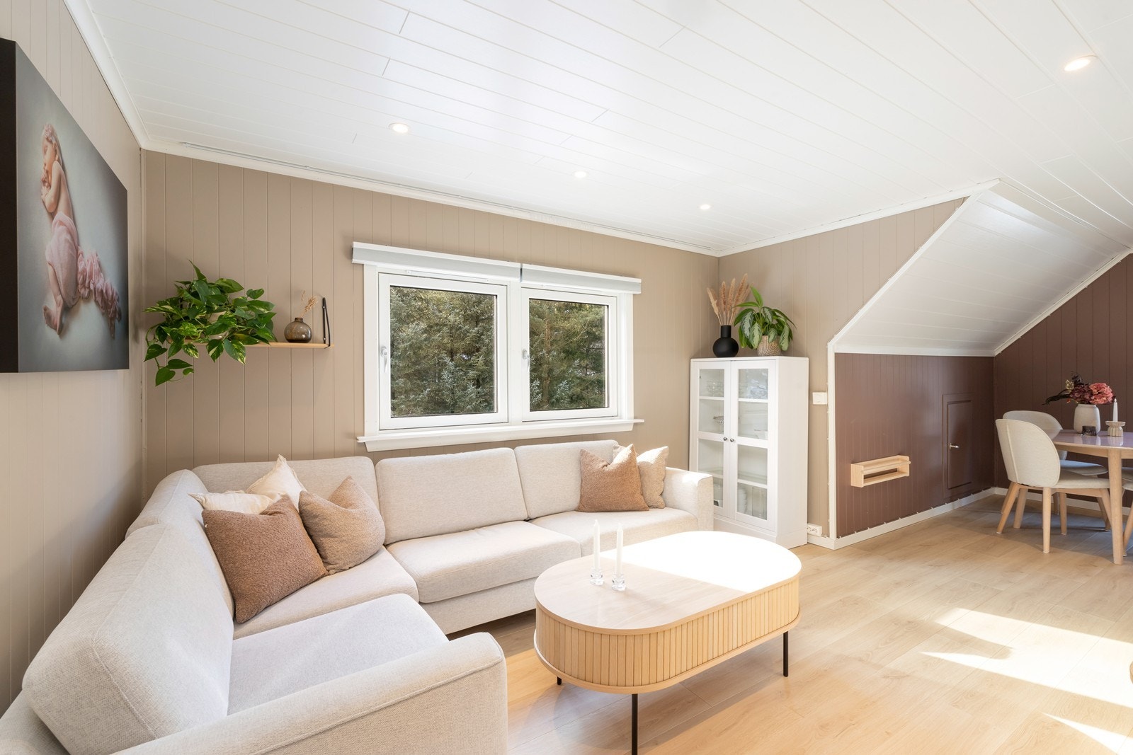 Fin stue med god plass til sofagruppe Galleribilde