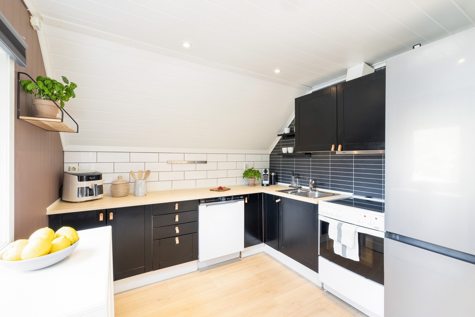 Kjøkken som inneholder komfyr, oppvaskmaskin og kjøleskap Galleribilde