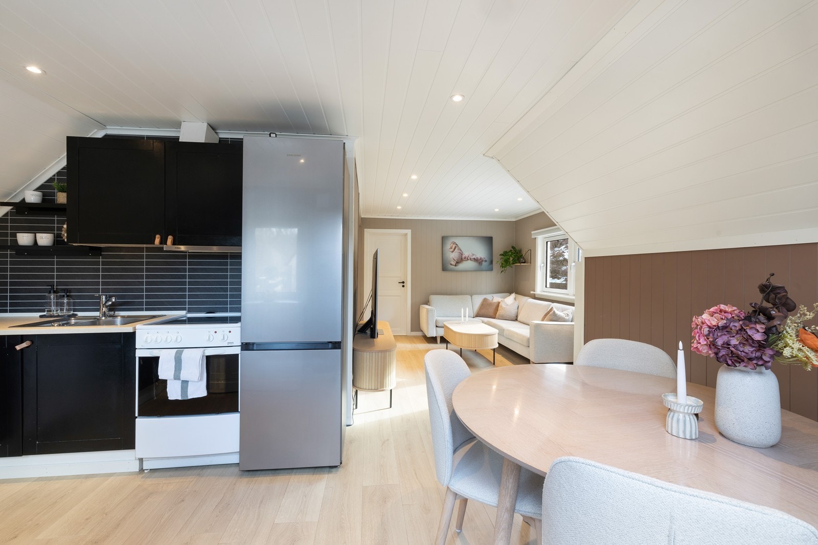 Stue sett fra kjøkken Galleribilde