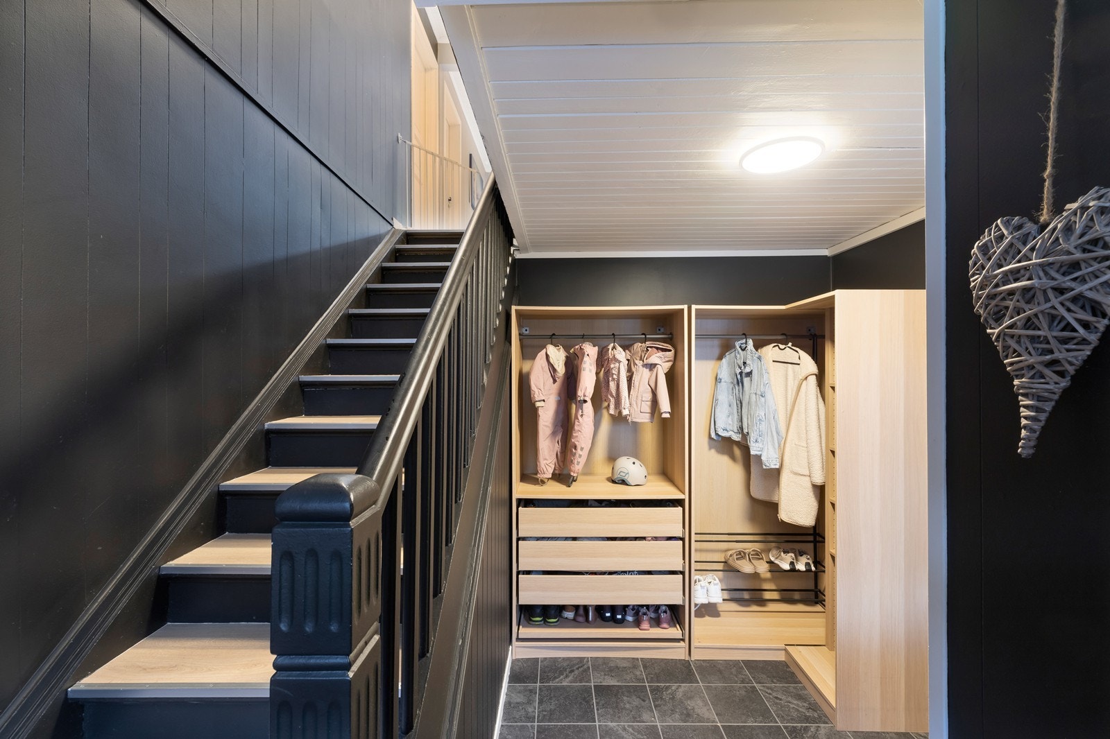 Gang med plass til oppbevaring i 1.etg. Galleribilde