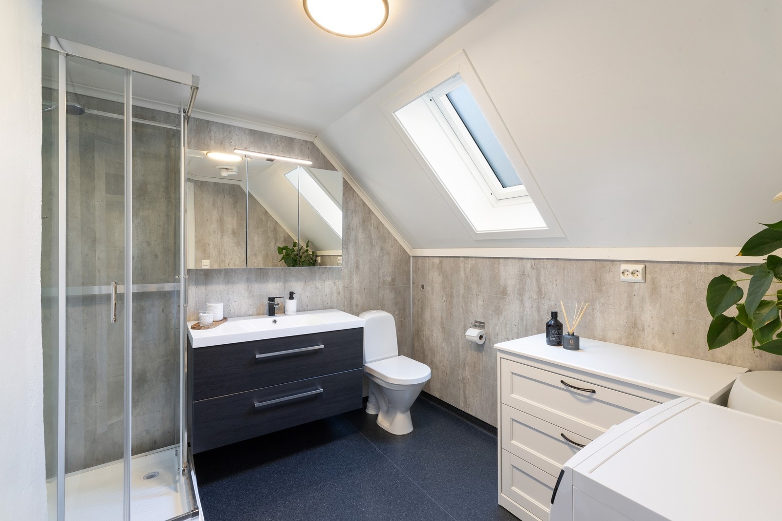 Bad som inneholder dusjkabinett, servant, wc og opplegg for vaskemaskin Galleribilde