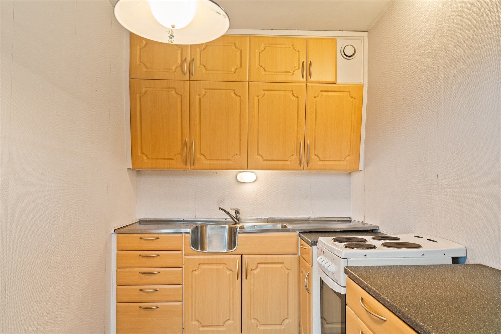 Eldre kjøkken - hvitevarer medfølger handelen Galleribilde