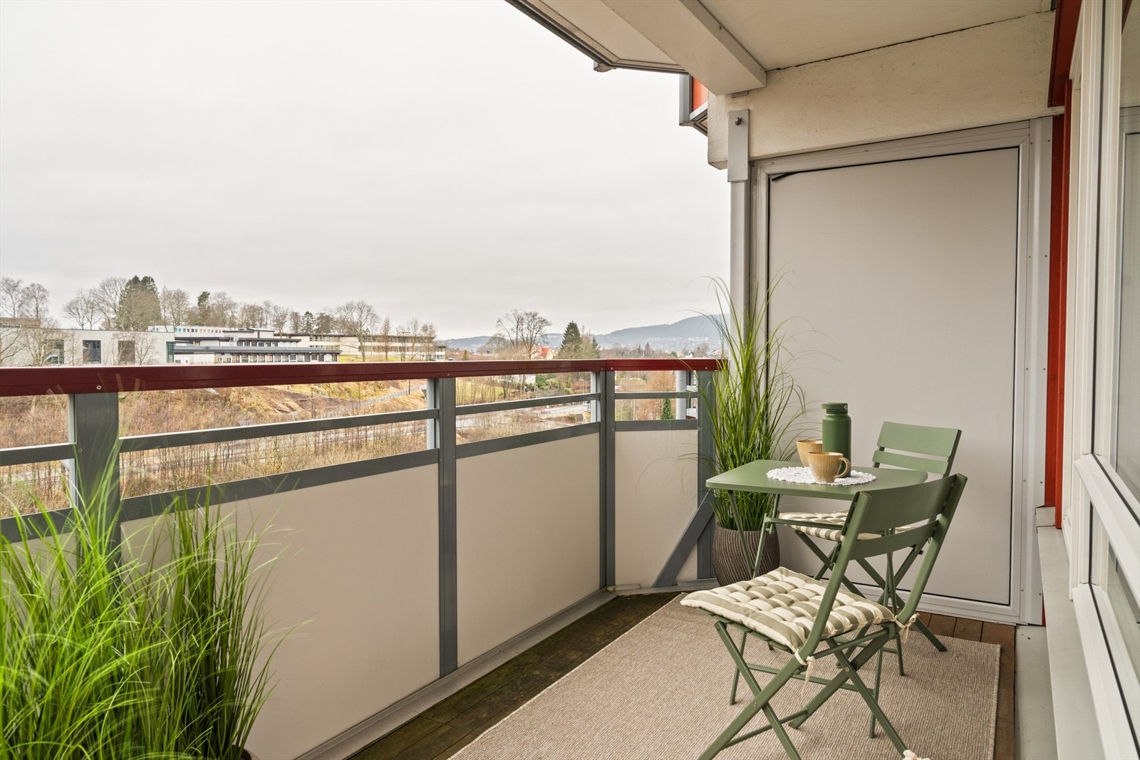 Usjenert og solrik balkong Galleribilde