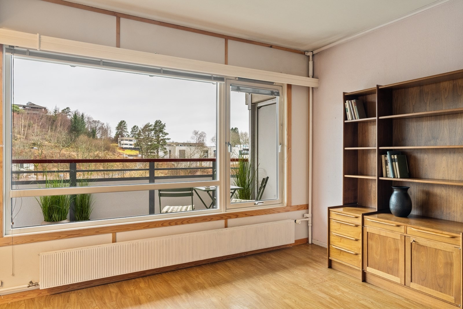 Store vindusflater som slipper inn mye naturlig lys Galleribilde