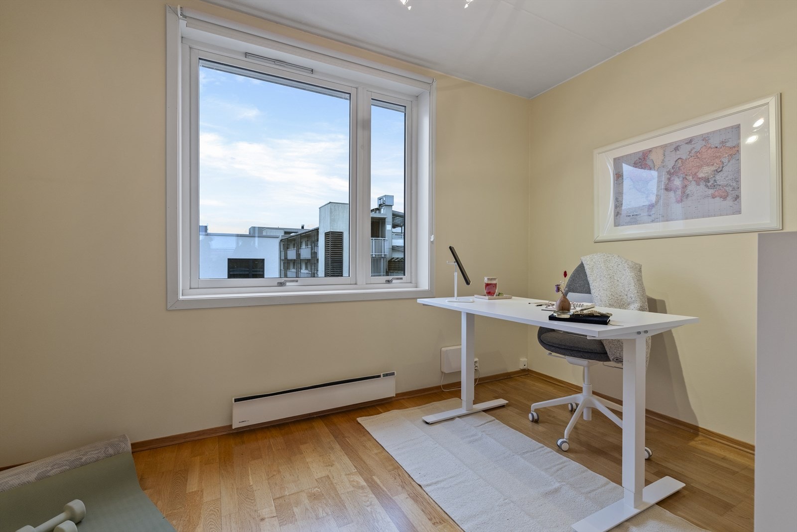 Romslig soverom nr. 2 med gode bruksmuligheter - perfekt som soverom, hjemmekontor eller hobbyrom. Galleribilde