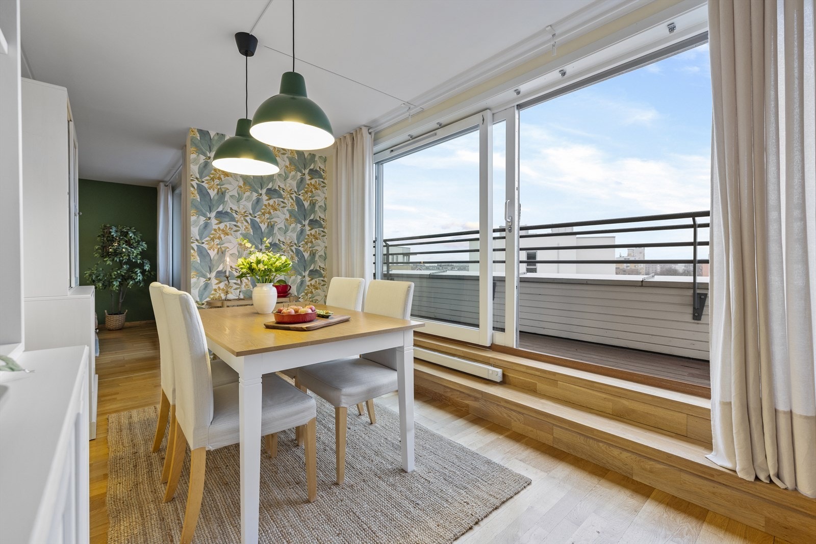 Velkommen til Lillogata 5G - en vestvendt toppleilighet ved Akerselva med svært gode solforhold og flott utsikt. Spisestuen i forlengelse av kjøkkenet, sett fra kjøkkenet. Galleribilde