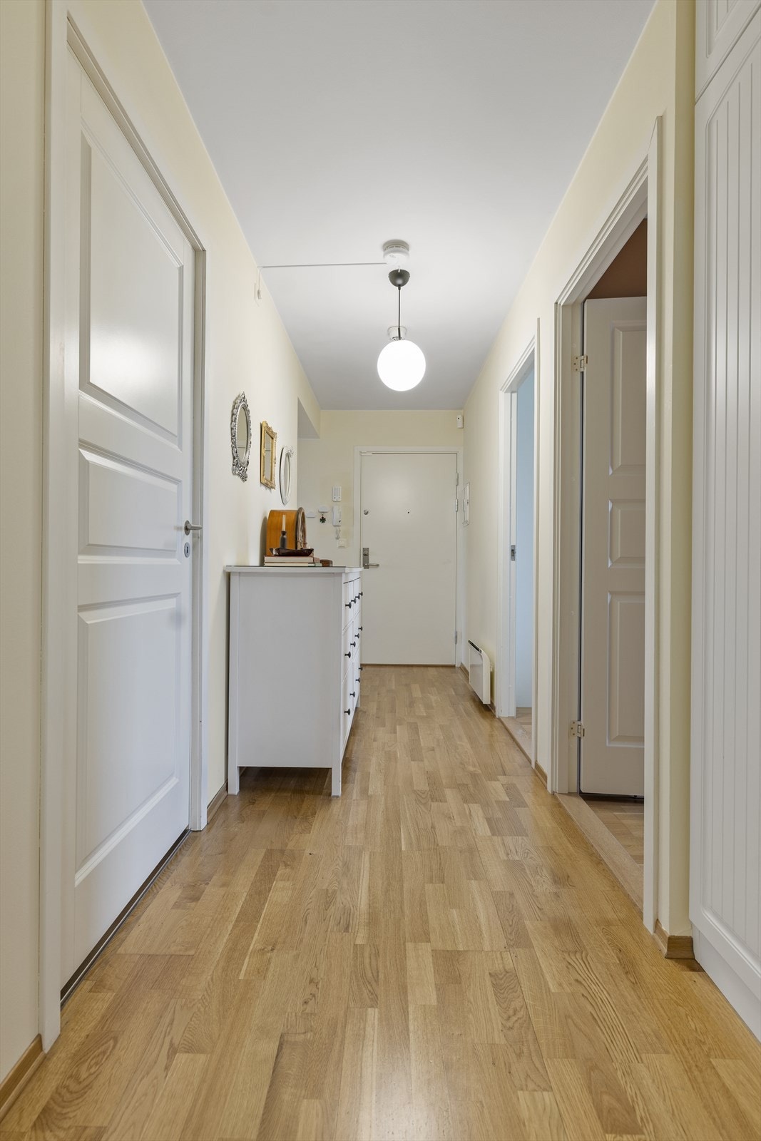 Til høyre i gangen ligger to soverom, mens badet ligger til venstre. Inngangsdør til leiligheten er rett frem. Galleribilde