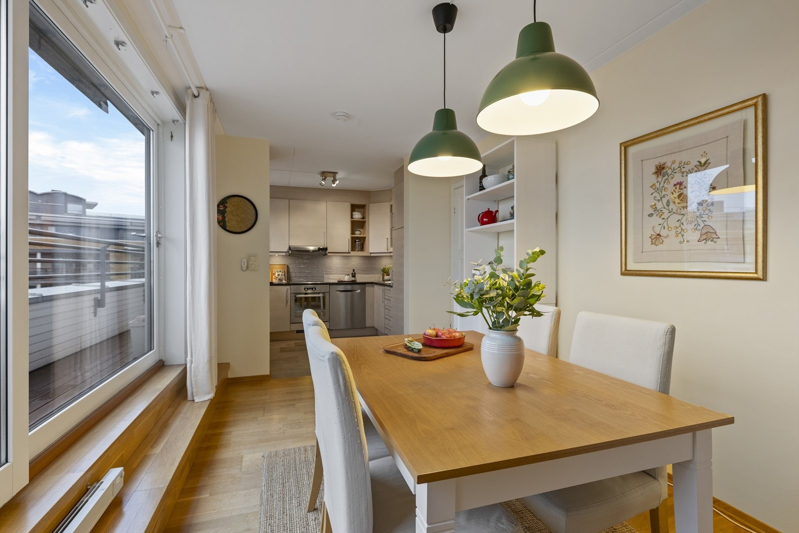 En koselig og sosial spisestue i naturlig forlengelse av det fine kjøkkenet. Galleribilde