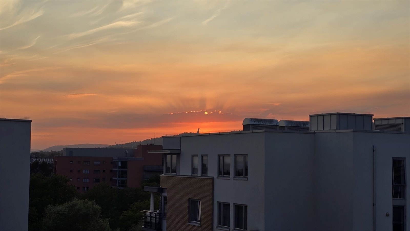Toppleiligheten har en herlig terrasse med utsikt mot Holmenkollen - et nydelig sted for hygge og stemningsfulle kvelder. Galleribilde
