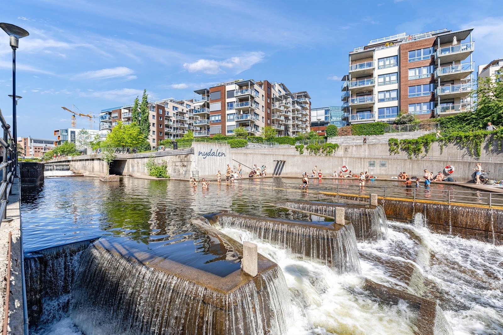 Nydalen badeplass ligger litt nedenfor, 5 min. til fots, langs Akerselva. Kunstige kulper og små fossefall gjør dette til et spennende sted. Galleribilde