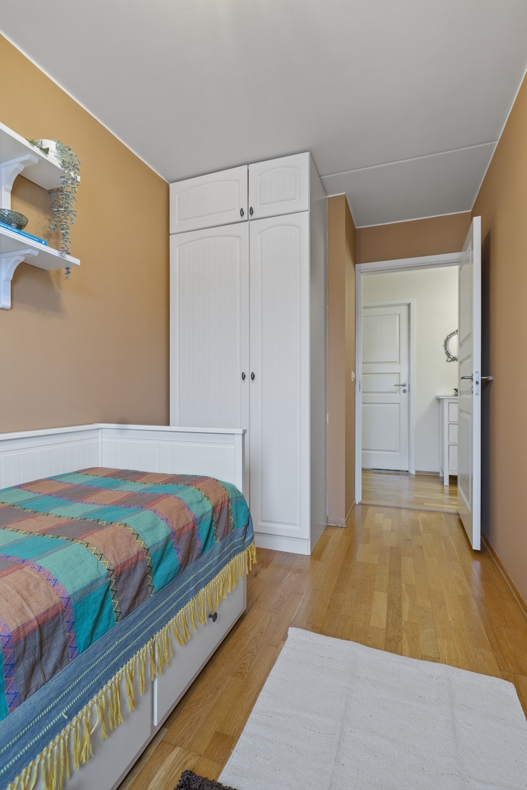 Rommet er utstyrt med et fint skap som gir gode oppbevaringsmuligheter. Galleribilde