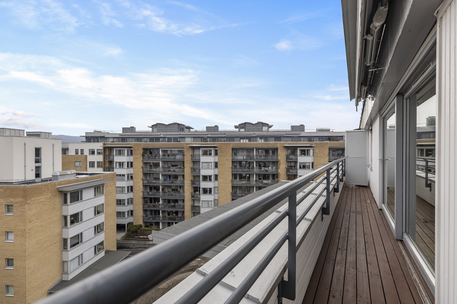 Fra sittegruppen på terrassen er det direkte adkomst til spisestuen/stuen når den store glassveggen åpnes. Varmelamper og utelys skaper en hyggelig atmosfære og gjør at terrassen kan nytes også på kveldstid. Galleribilde