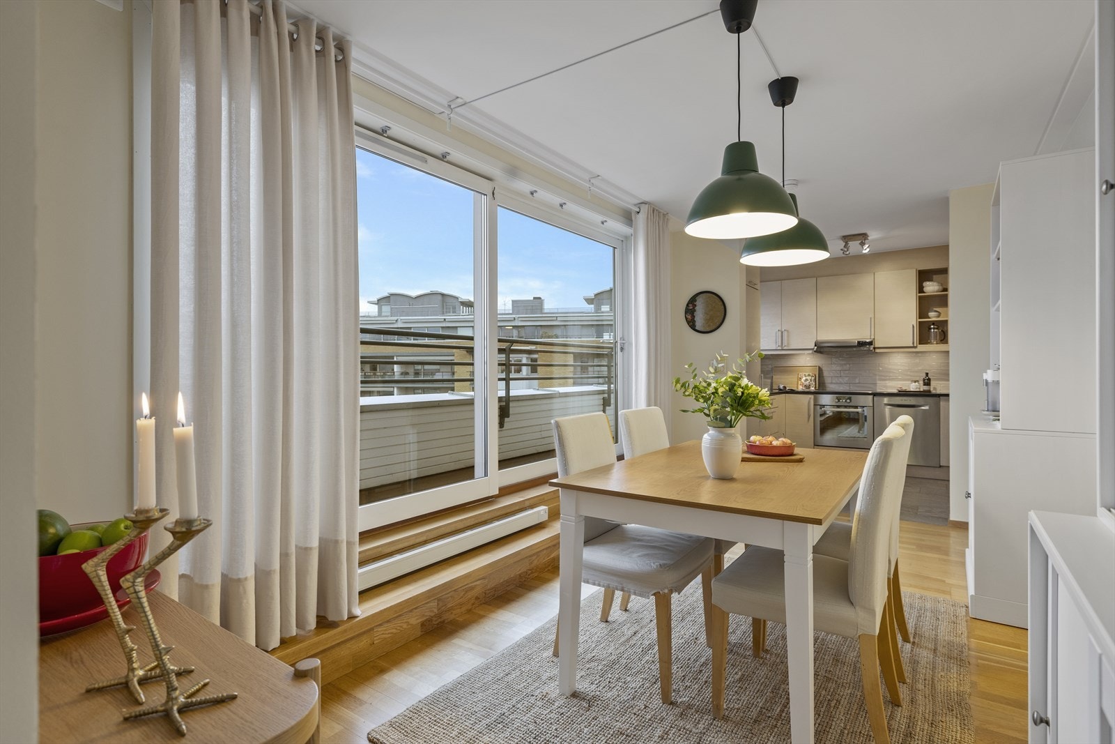 Den store glasskyvedøren kan åpnes på varme sommerdager og skaper en sømløs overgang mellom inne og ute mens man nyter måltidet. Galleribilde