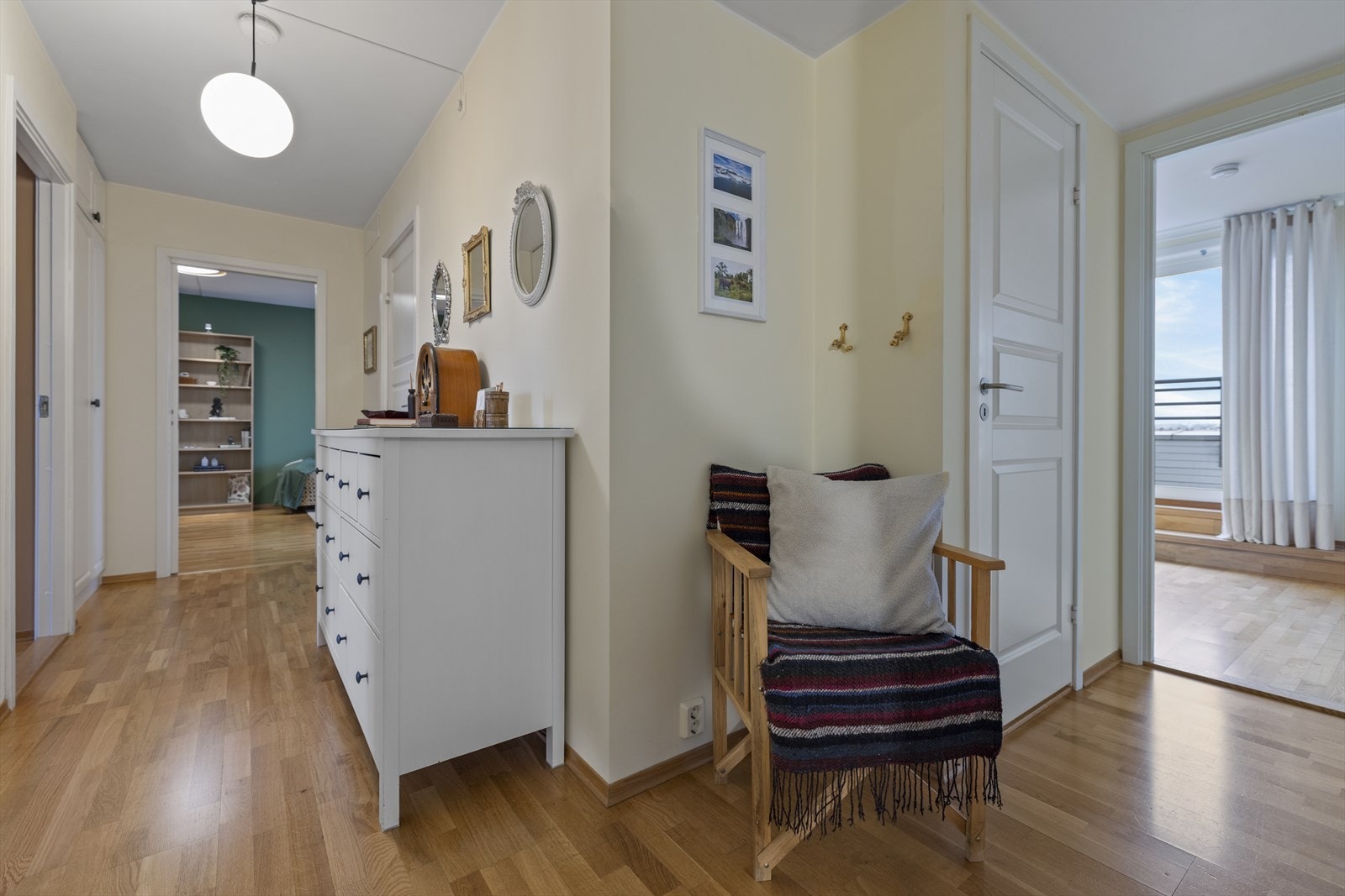 Romslig gang med god plass til oppbevaring av klær. Herfra er det naturlig adkomst til både stue og spisestue/kjøkken. Galleribilde