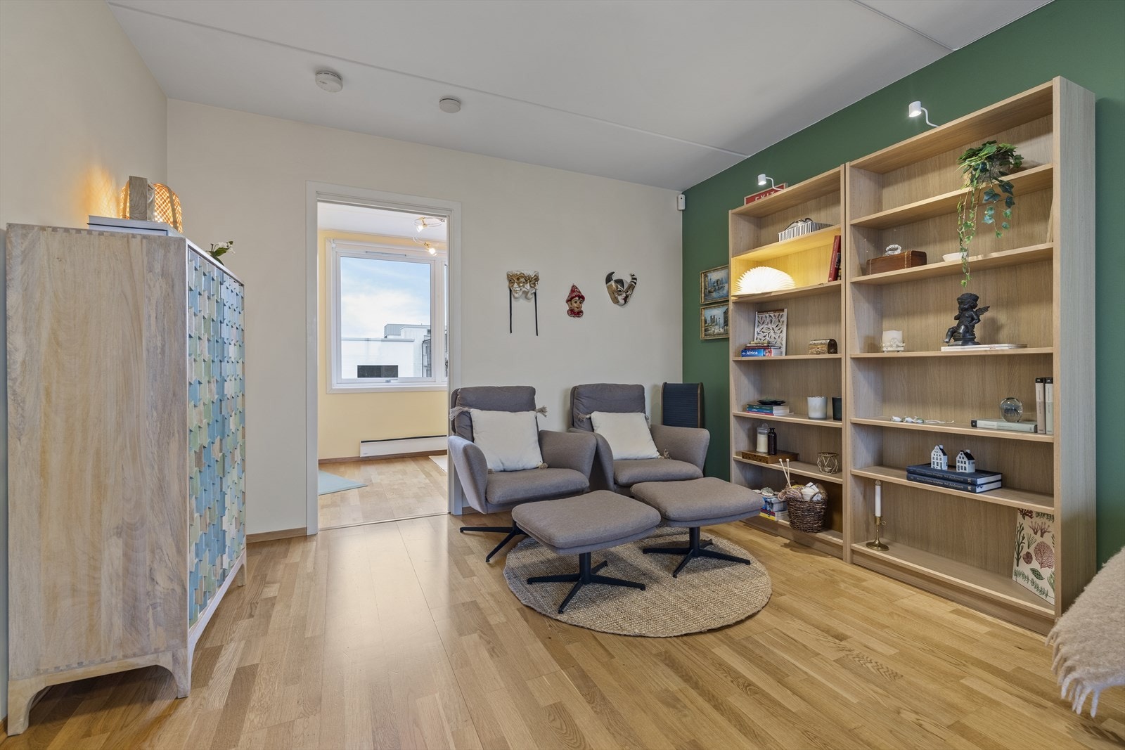 Den romslige stuen gjør det enkelt å etablere ulike soner, for eksempel til sittegruppe og leseplass. Galleribilde