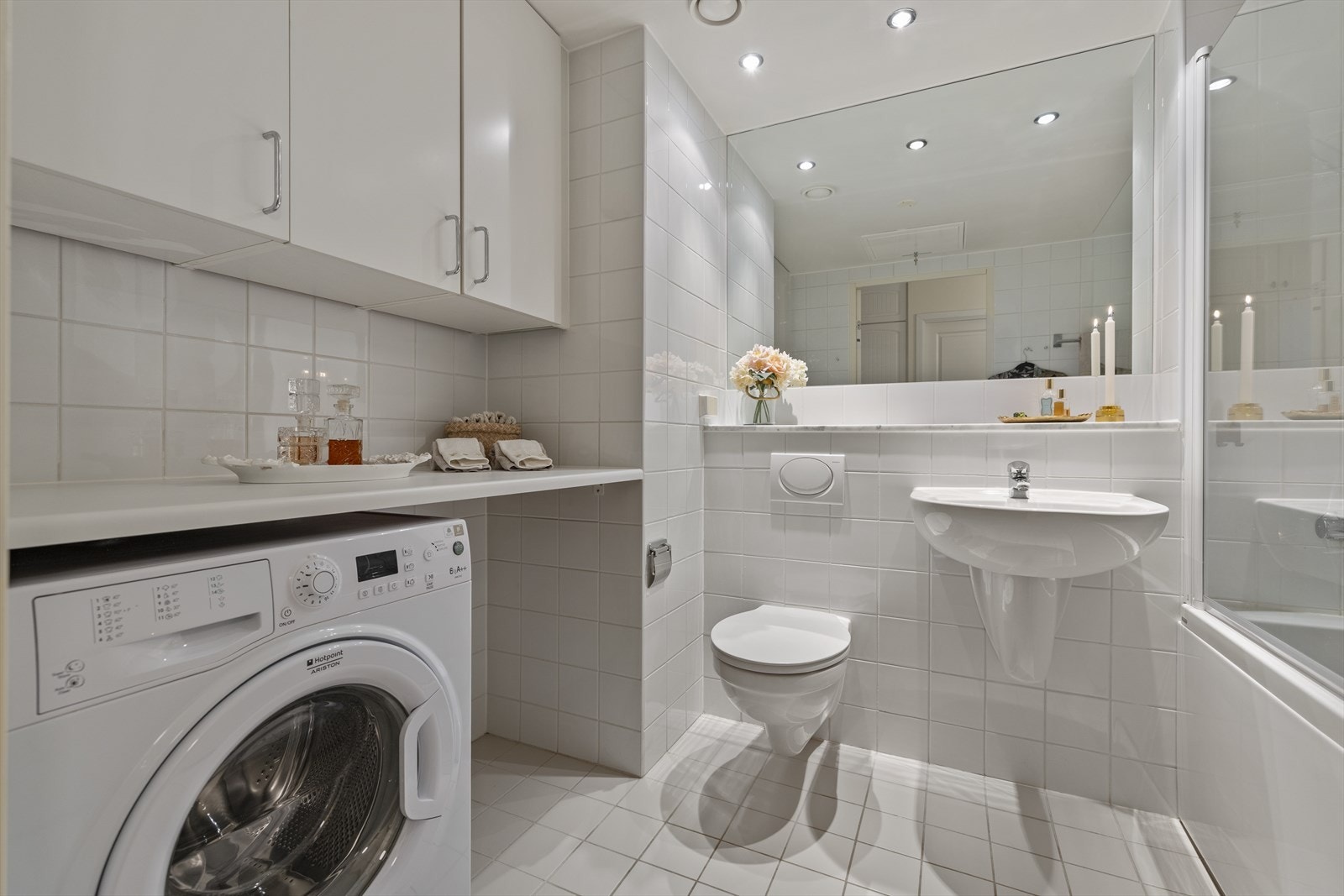 Badet har gode oppbevaringsmuligheter i skap og på benkeplaten. Det er også opplegg for både vaskemaskin og tørketrommel. Galleribilde