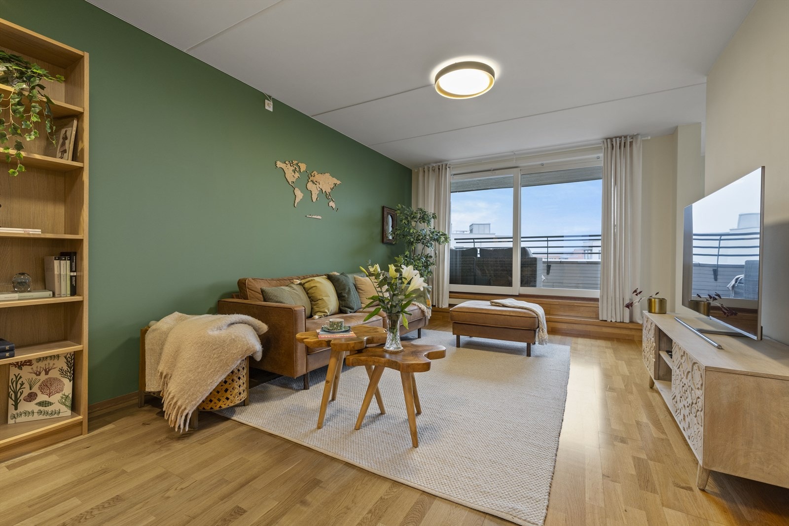 Fra stuen leder to trinn opp til takterrassen, noe som gir en fin nivåforskjell og et mer spennende romuttrykk. Galleribilde