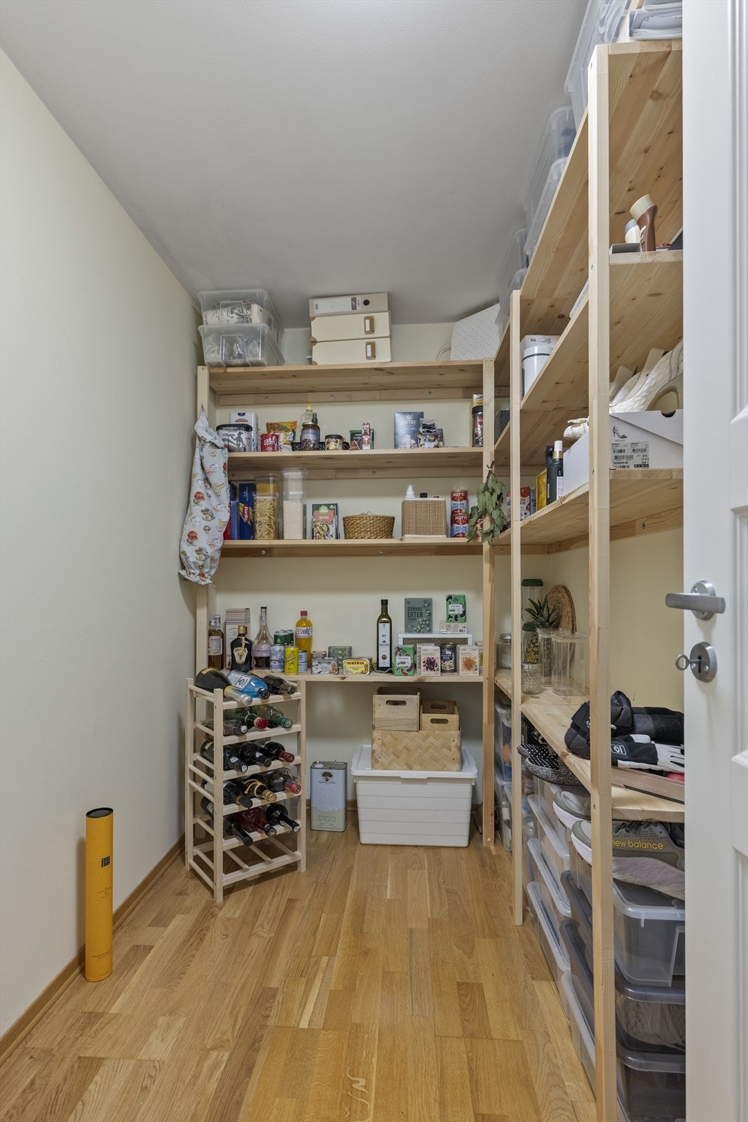 Stor innvendig bod ligger vegg i vegg med kjøkkenet og gir rikelig med lagringsplass. Galleribilde