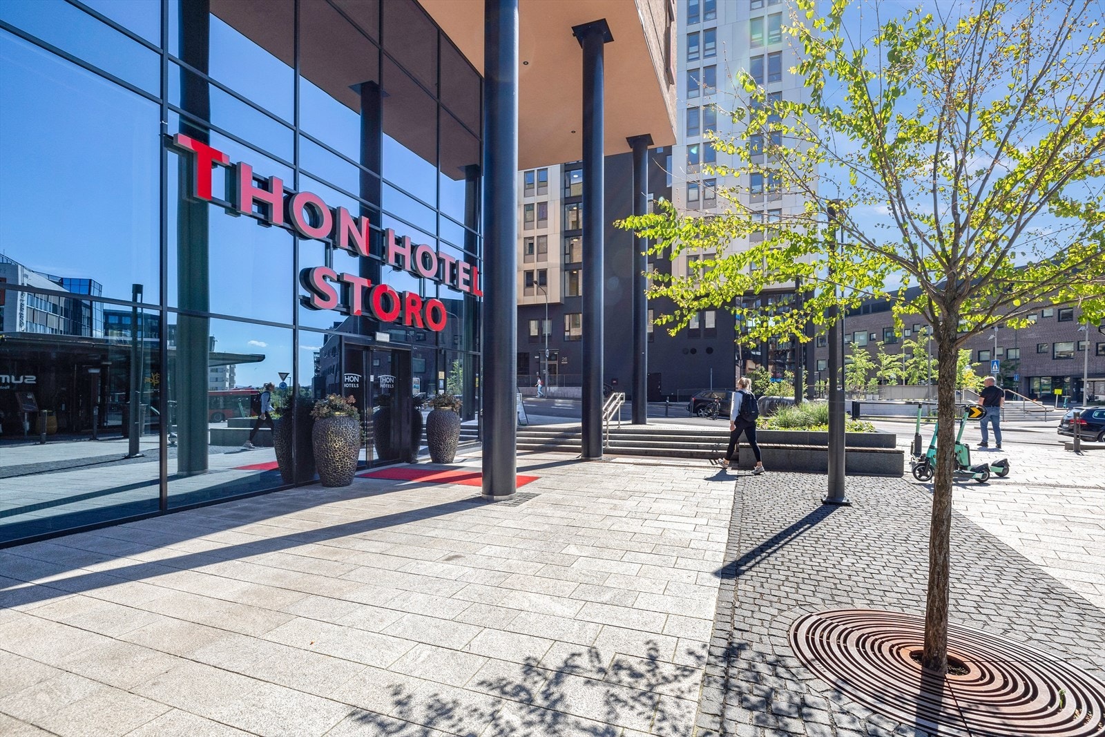 Får du besøk, kan du innlosjere dem i nærheten på Thon Hotel Storo som er et moderne hotell i Oslo med store rom, konferanselokaler, restaurant, bar og treningsrom, nær shopping og natur. Galleribilde