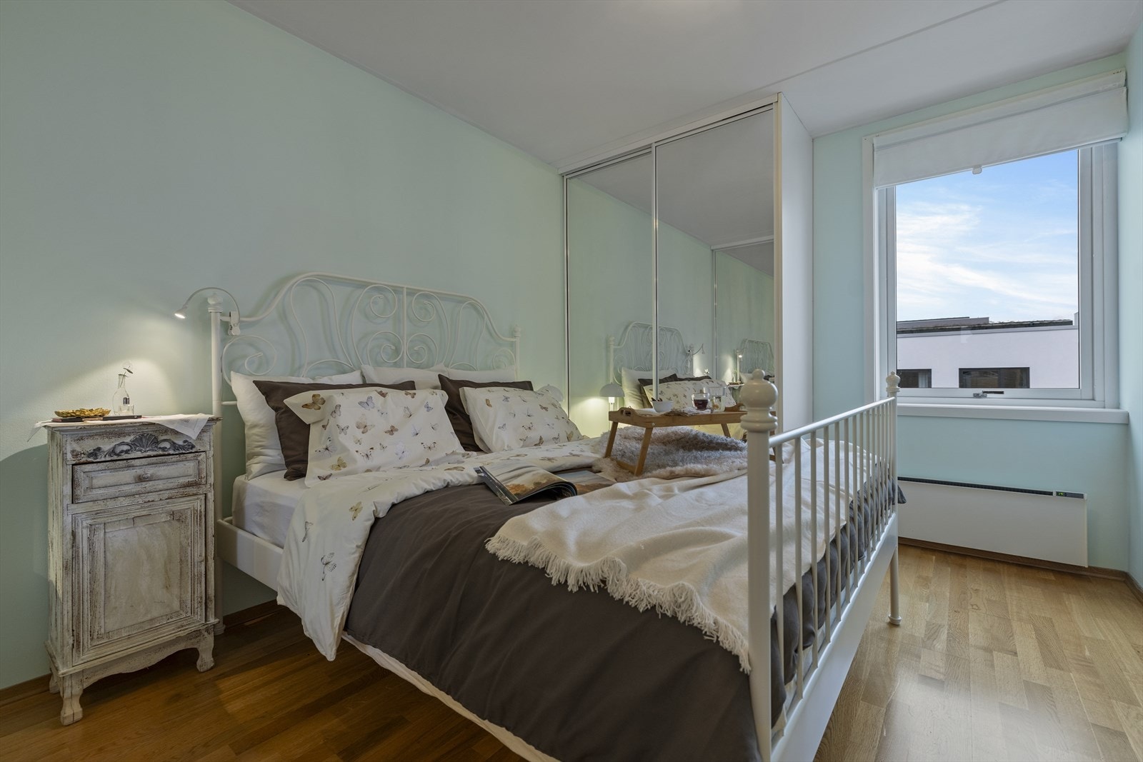 På begge sider av sengen er det praktiske skyvedørsgarderober. Galleribilde