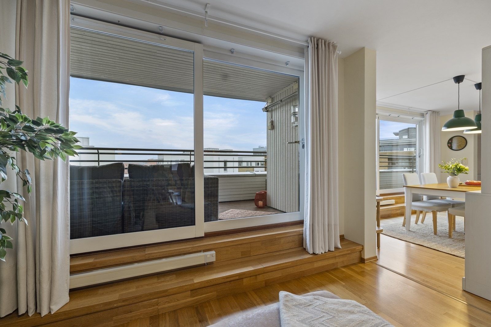 Store vindusflater strekker seg fra stuen via spisestuen og inn til kjøkkenet. Galleribilde