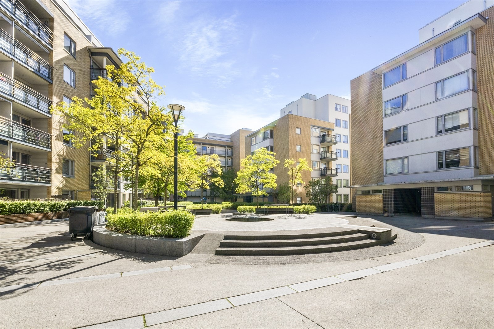 Like utenfor boligen finner du pent opparbeidede samlingsplasser. Galleribilde