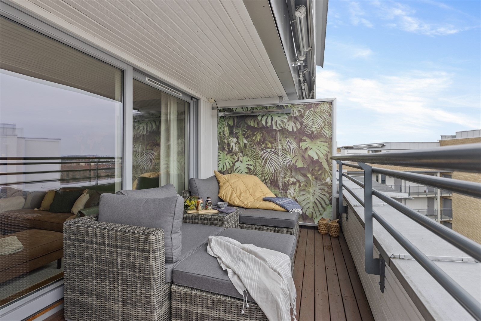 Terrassen har god plass til en stor sittegruppe og er i tillegg utstyrt med varmelamper, noe som gjør det mulig å nyte uteplassen også på kjøligere dager. Solavskjerming i form av to elektrisk styrte markiser. Galleribilde