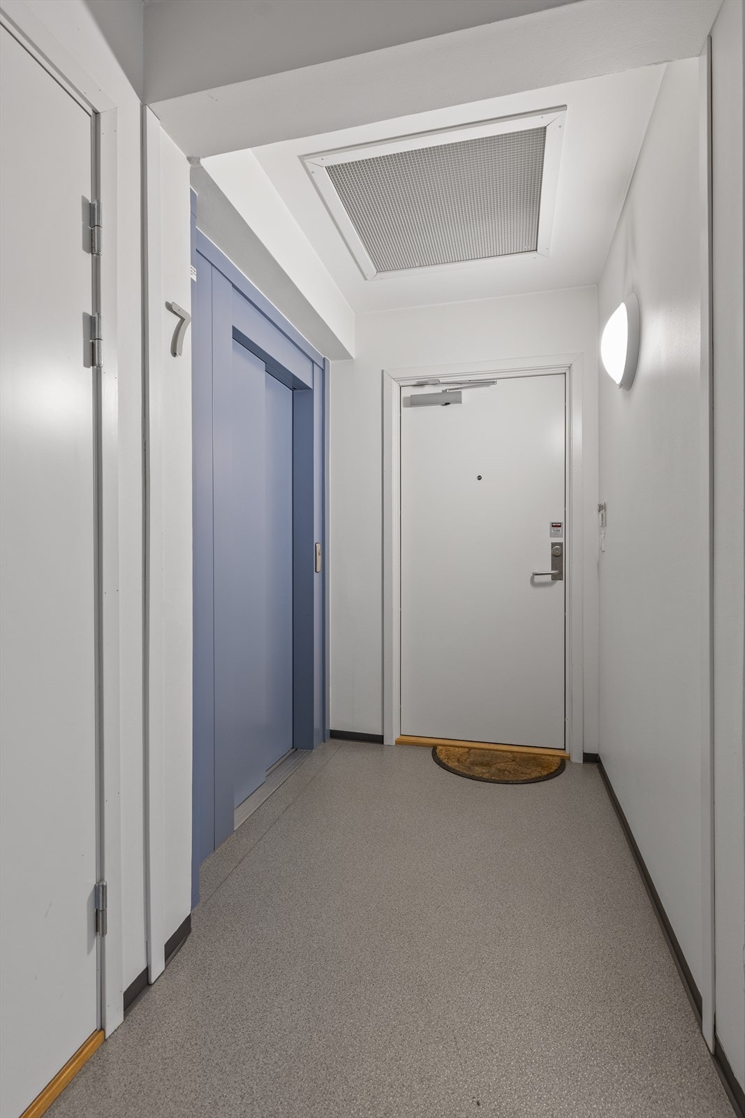 Heisen leder rett til leilighetens ytterdør. Galleribilde