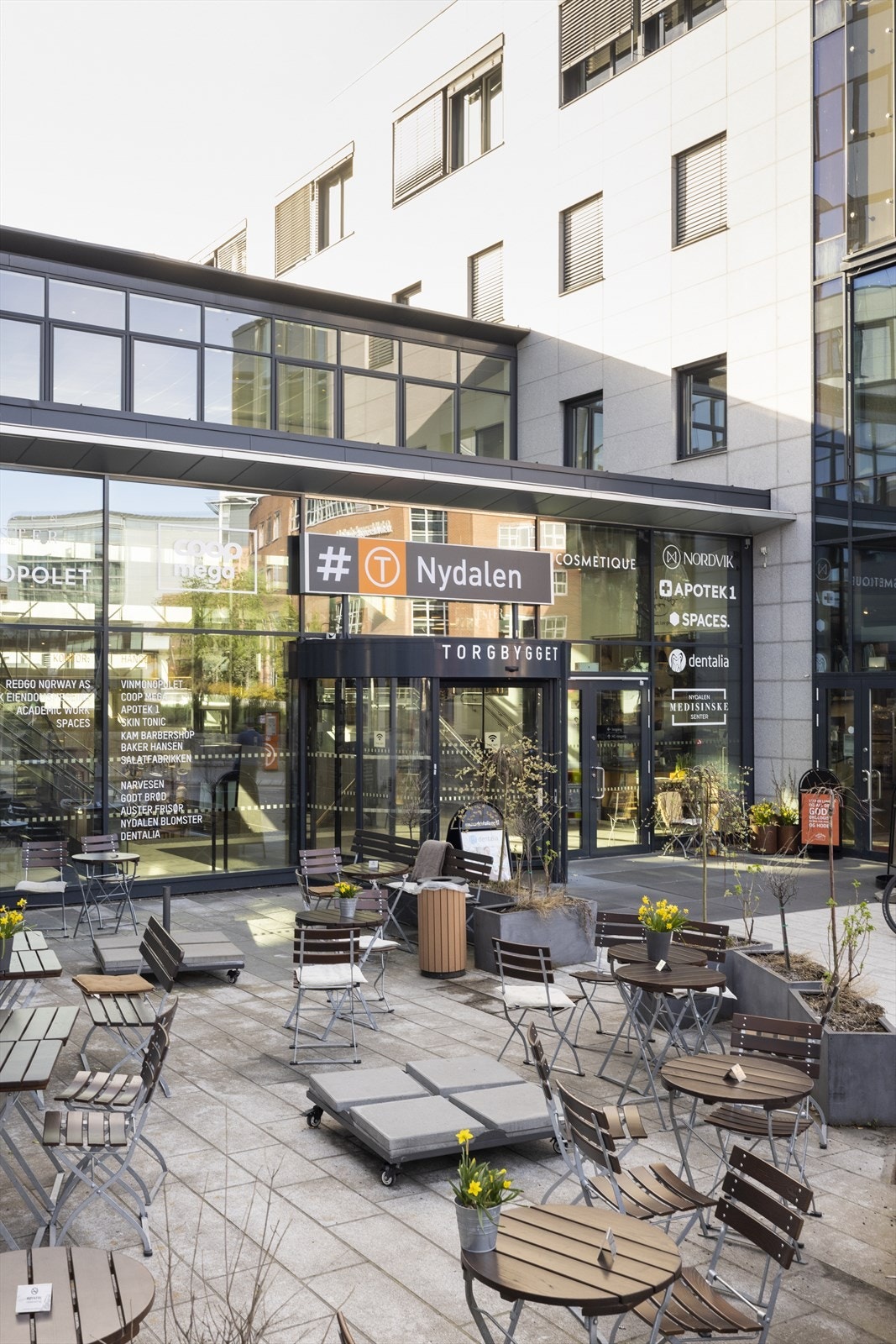 Nydalen T-banestasjon ligger sentralt plassert. Line 4 og 5 går til og fra Nydalen. Galleribilde