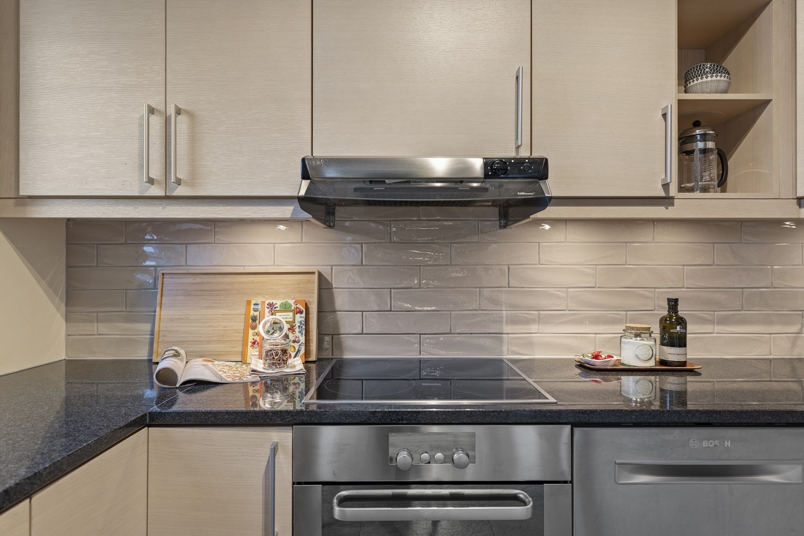 Hvitevarer bestående av induksjon koketopp (Miele), stekeovn (Whirlpool), kjøl/frys (Miele) og oppvaskmaskin (Bosch). Galleribilde