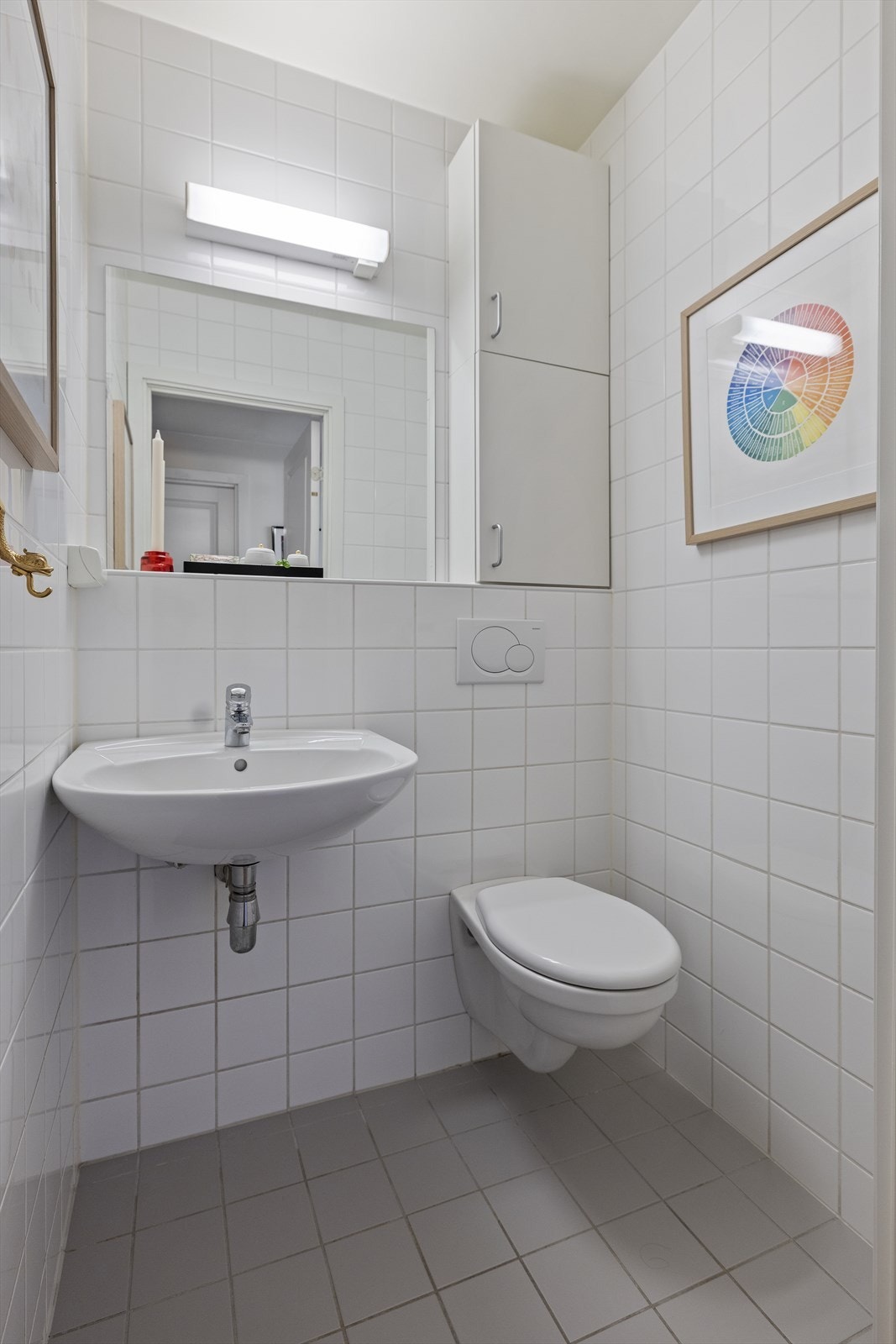 Leiligheten har også et fint, separat gjestetoalett i tillegg til badet. Galleribilde
