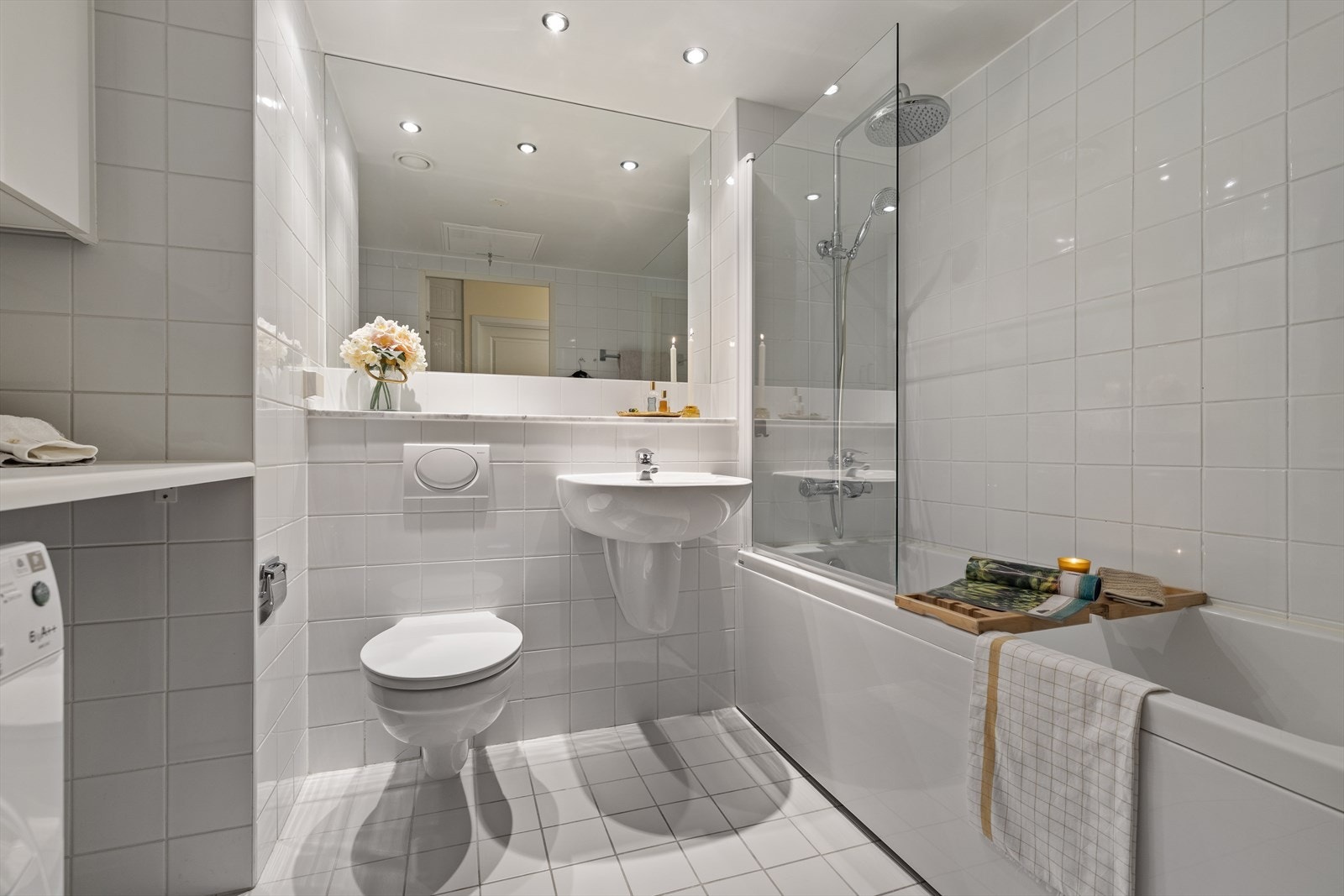 Romslig og lyst bad med badekar, regndusj, servant og vegghengt toalett. Downlights i taket gir god belysning. Galleribilde