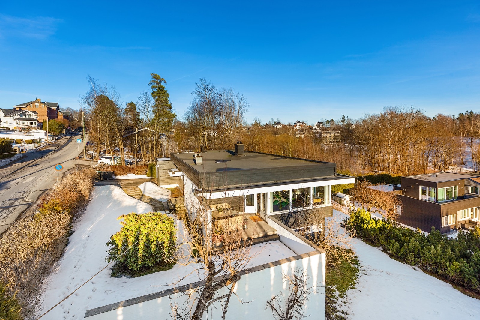 Oversiktsbilde som viser huset og deler av tomten. Galleribilde