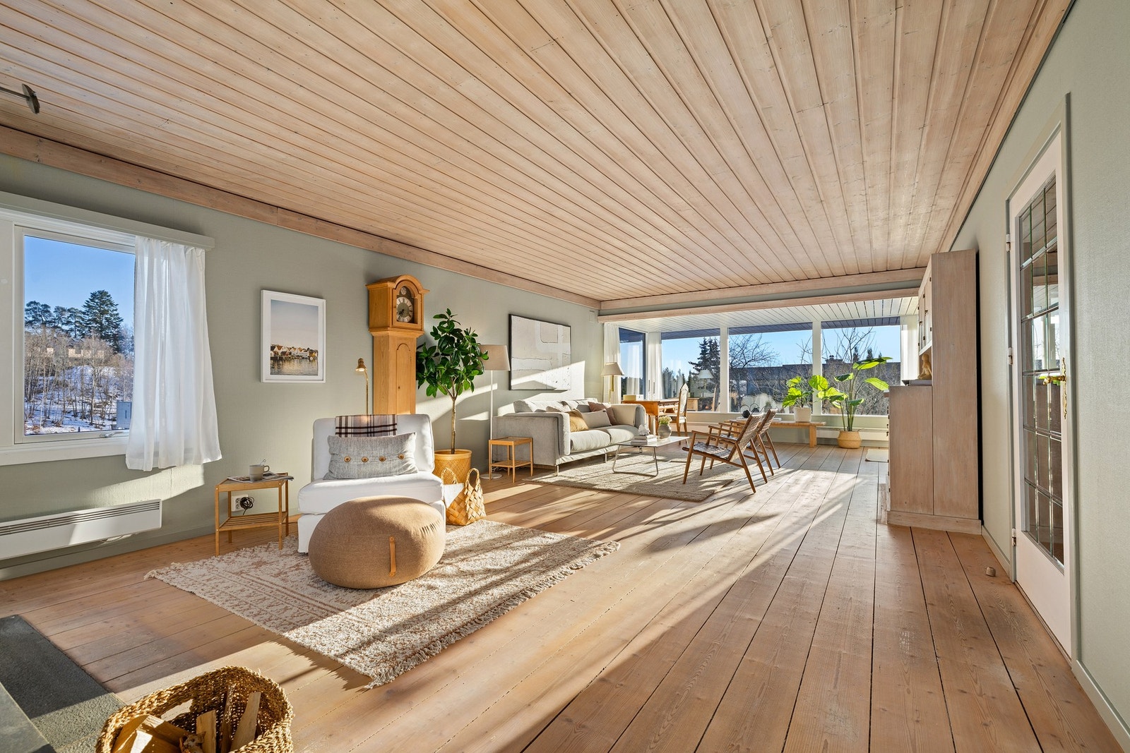 I de store stuen er det det store vinduer også med morgensol. Galleribilde