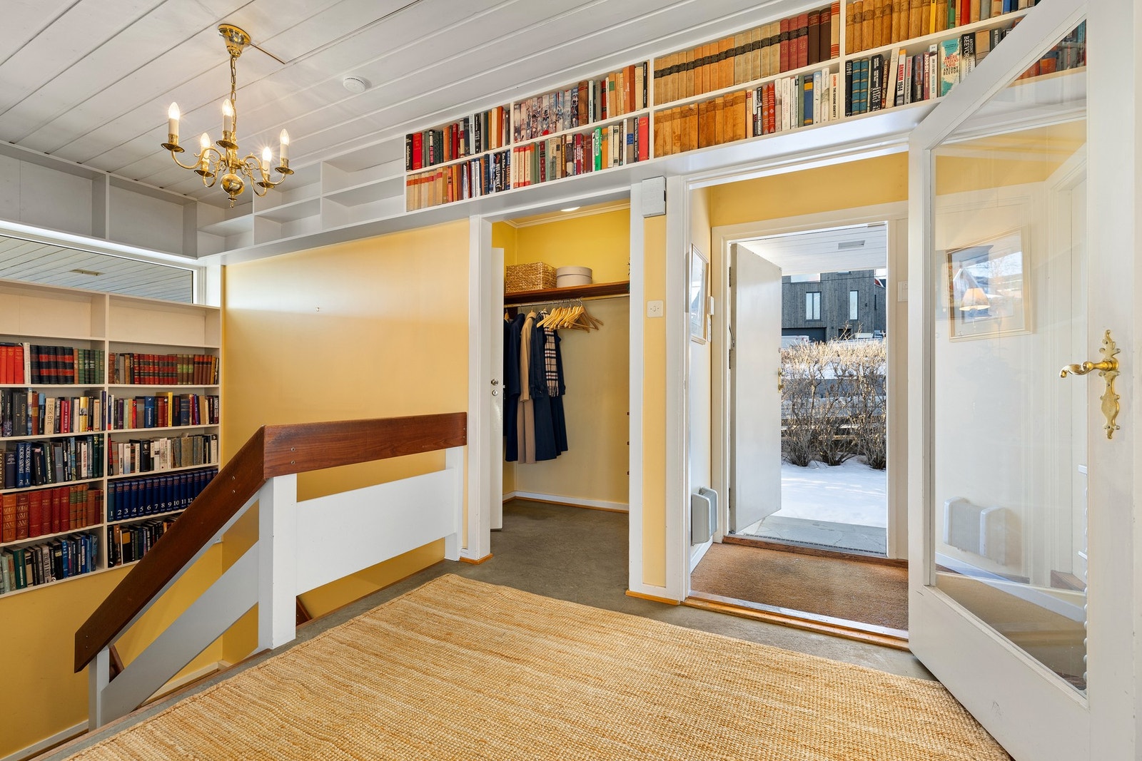 I hallen er det garderobe, w.c. og trapp ned til underetasjen Galleribilde