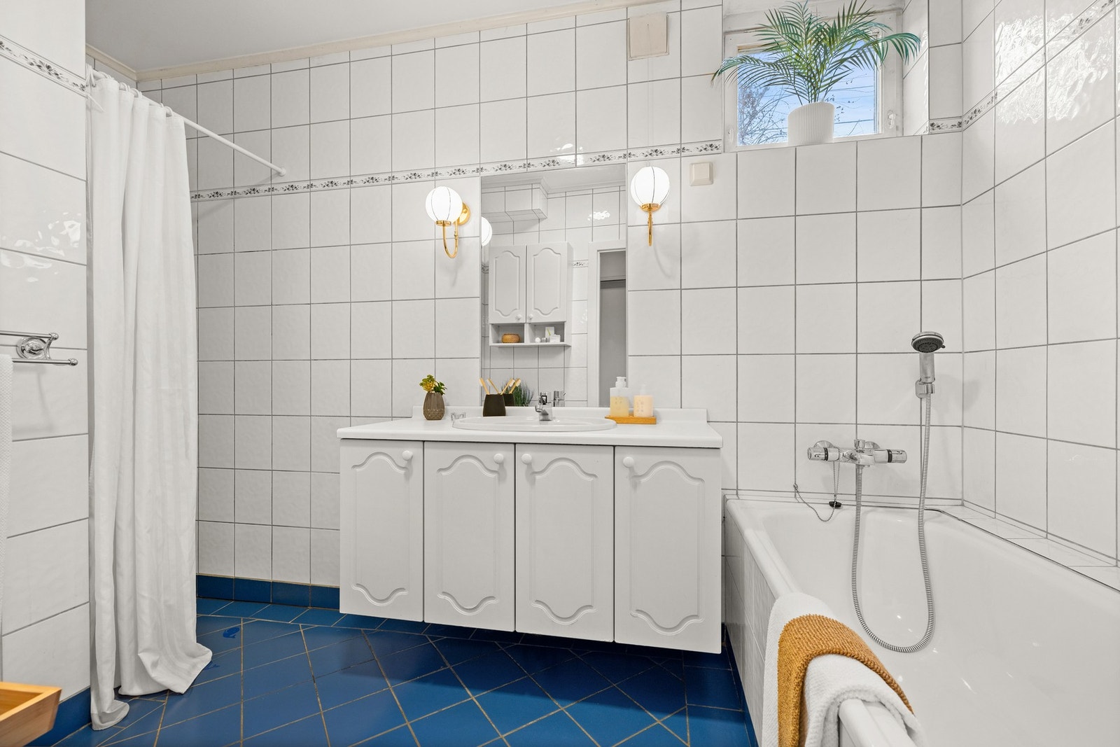 Flislagt hovedbad i underetasjen
med badekar og dusjnisje. Galleribilde