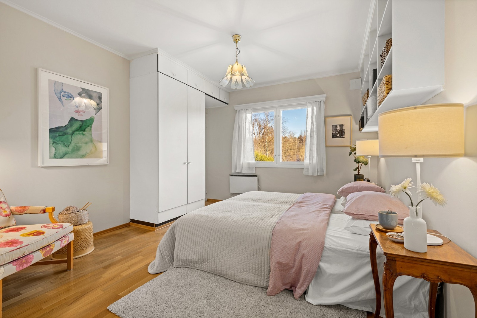 Stort soverom (2) med direkte inngang til eget dusjbad/w.c. Galleribilde